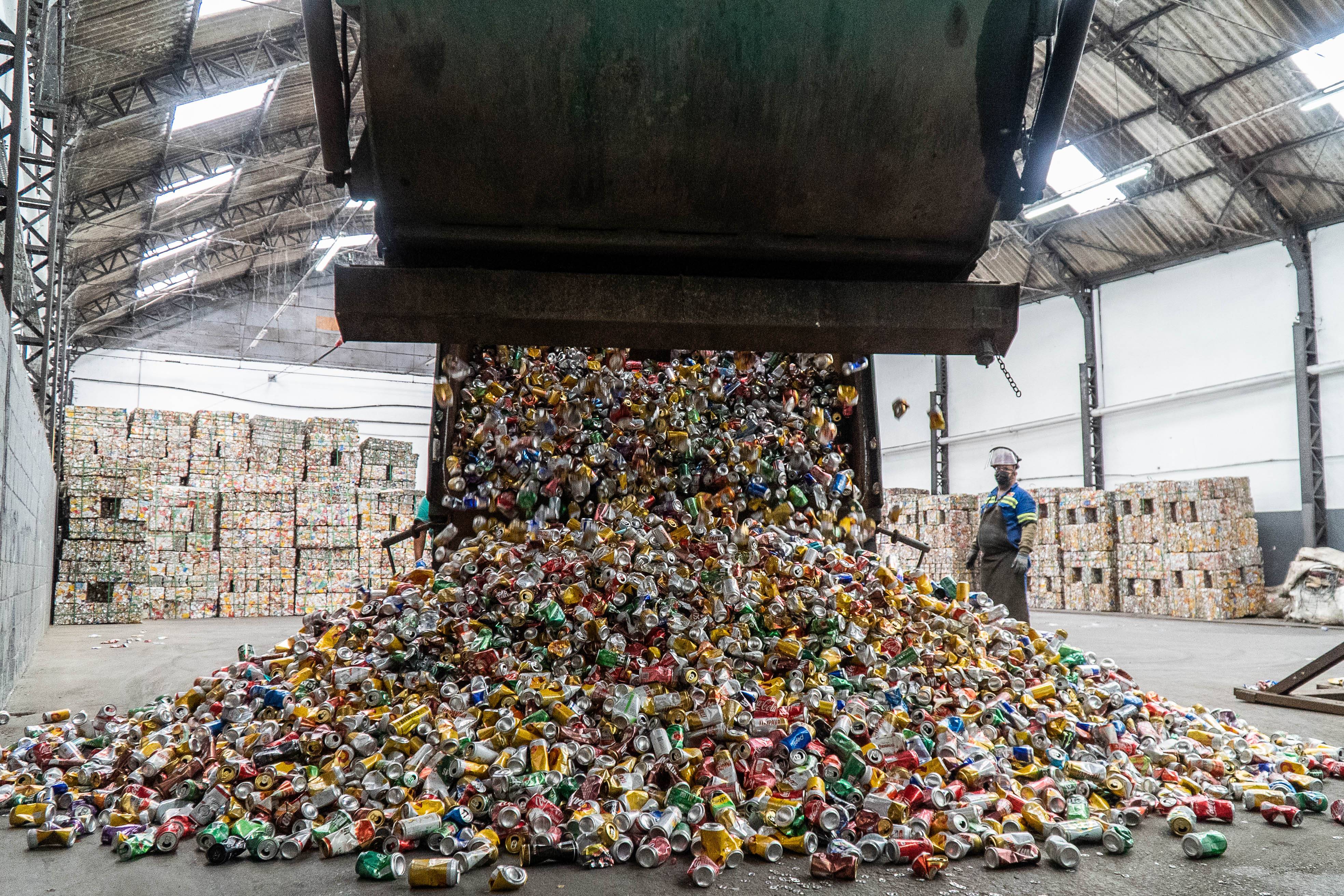 .Latas de alumínio em processo de reciclagem
