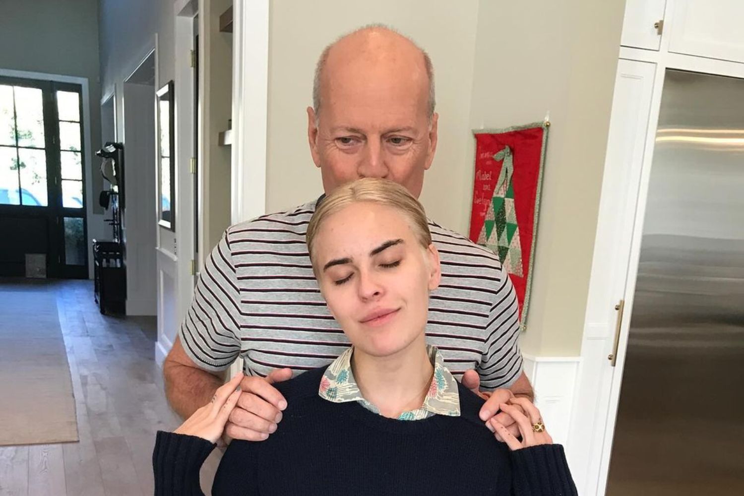 Filha de Bruce Willis compartilha foto com o pai, aposentado por demência