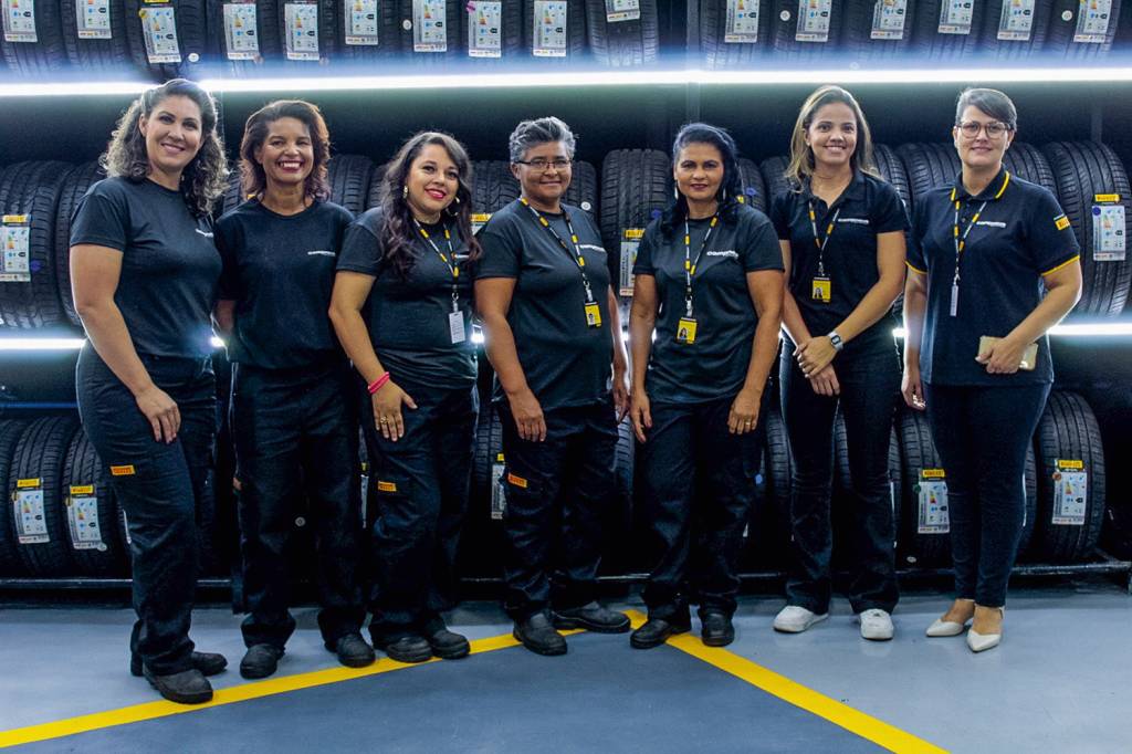 Equipe-Feminina-Campneus-Rebouças.JPG VITRINE - Loja da Pirelli em São Paulo: equipe formada apenas por mulheres
