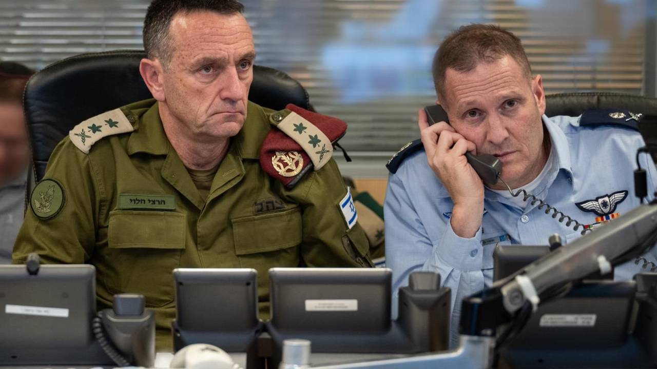 O Chefe do Estado-Maior de Israel, Tenente-Coronel Herzi Halevi, comanda o ataque ao Irã do centro de comando subterrâneo da Força Aérea Israelense no Campo Rabin (Kirya), com o Comandante da Força Aérea Israelense, Maj. Gen. Tomer Bar