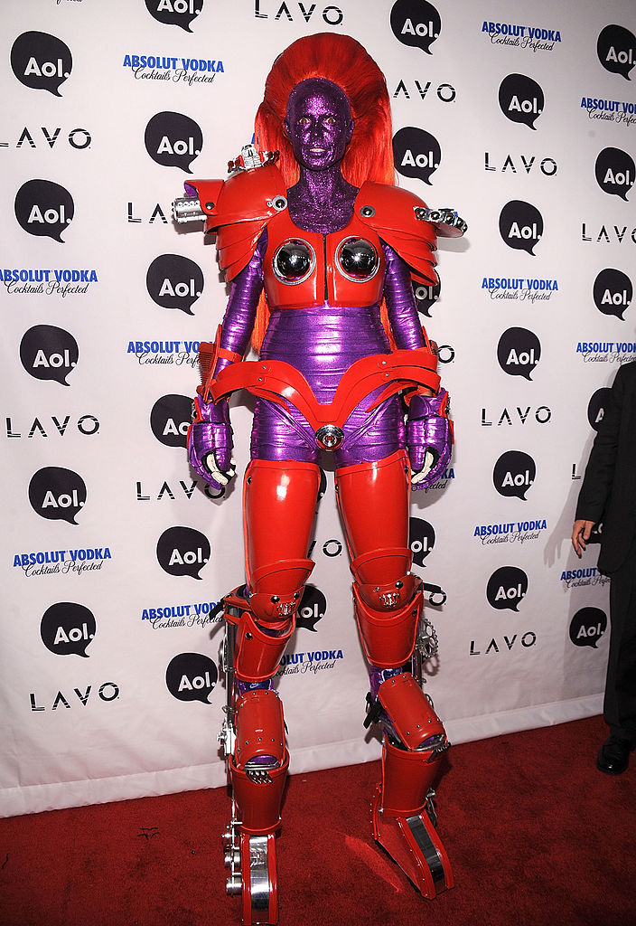 Heidi Klum’s 11th Annual Halloween Party 2010: Heidi Klum apostou em uma mulher do espaço para o Halloween