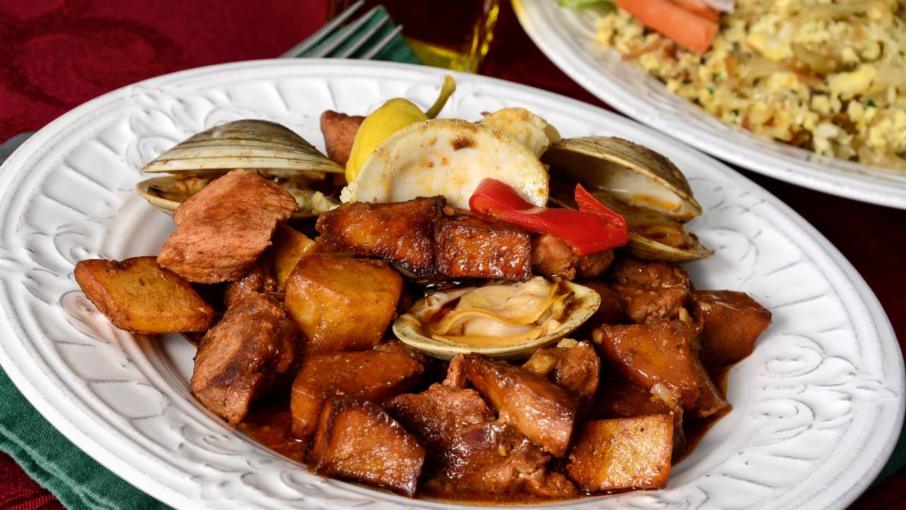TRADIÇÃO - Porco à alentejana, receita clássica portuguesa: animal é celebrado pelo povo e aproveitado por inteiro