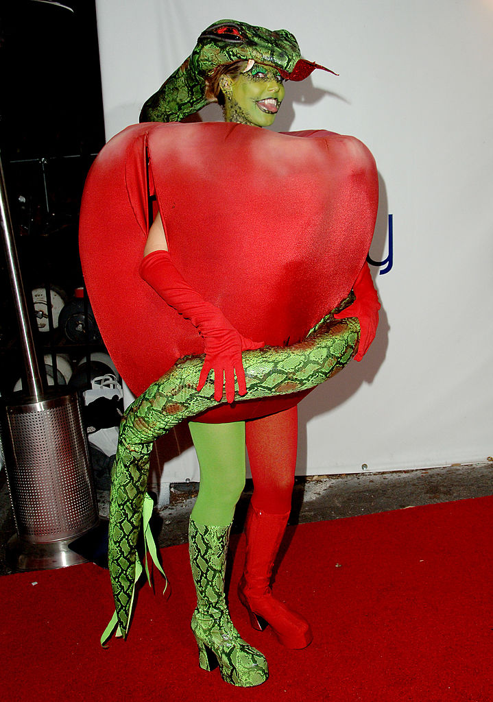 7th Annual Heidi Klum Halloween Party, Sponsored by M&M’s Dark Chocolate – Arrivals 2006: A serpente na maçã do Paraíso foi a fantasia de Heidi Klum em 2006