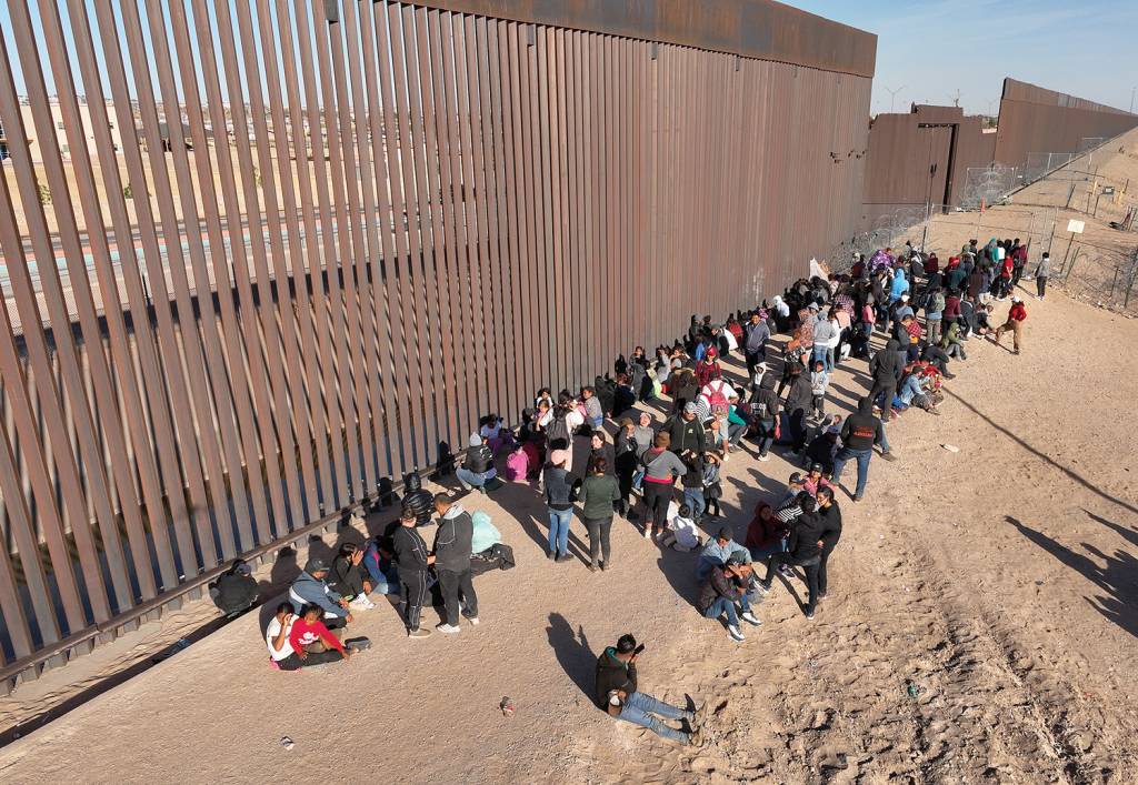 GettyImages-2046573486 PERIGO - Imigrantes na fronteira: expulsar e controlar os ilegais virou tema central da campanha dos republicanos