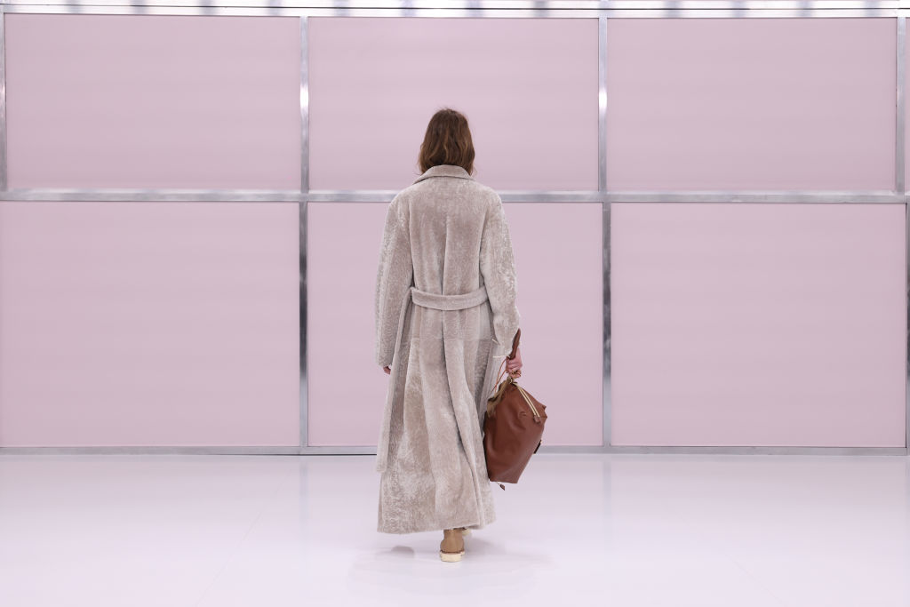 Cinza raio de lua: cor aparece no roupão do desfile de verão 2025 da Fendi
