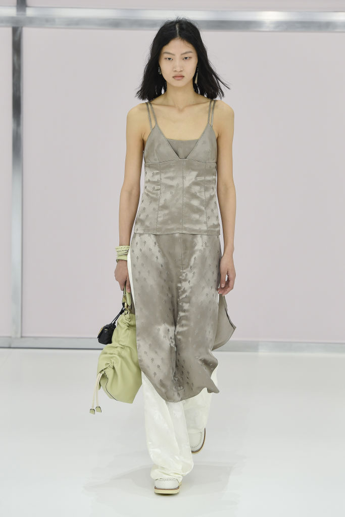 Fendi – Runway – Spring/Summer 2025 Milan Fashion Week A Fendi trouxe a Moonbeam Grey eu sua passarela de verão, em vestidos túnicas