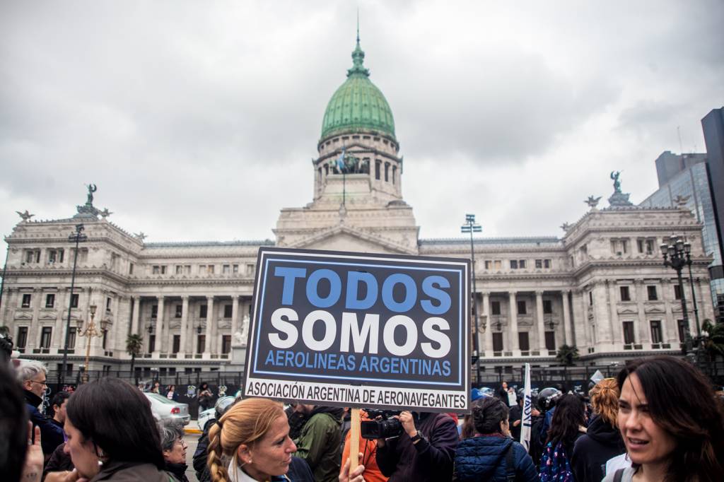 GettyImages-2173612481.jpg PROTESTOS - Manifestação contra a privatização: resistência ao “anarcocapitalismo”