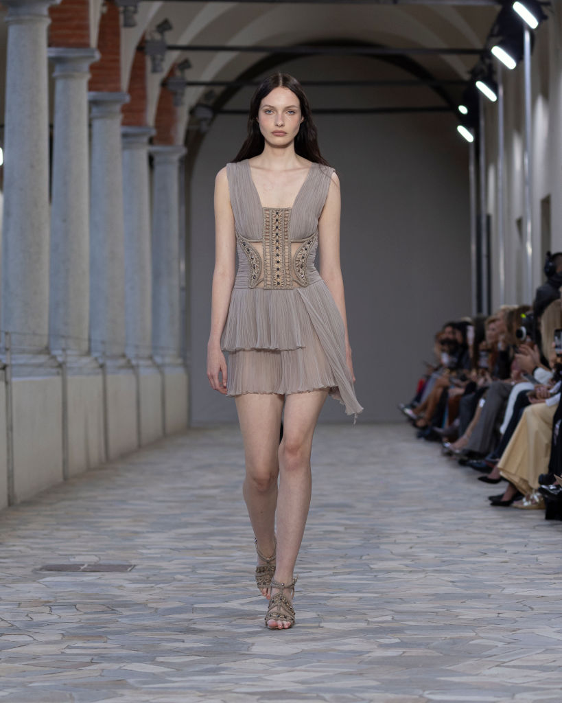 Alberta Ferretti – Runway – Milan Fashion Week – Womenswear Spring/Summer 2025 Alberta Ferreti também apostou na cor, mas em produções mais sofisticadas