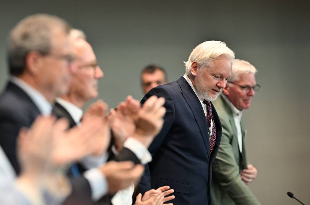 Em primeiro discurso após prisão, Assange diz que foi declarado ‘culpado de jornalismo’