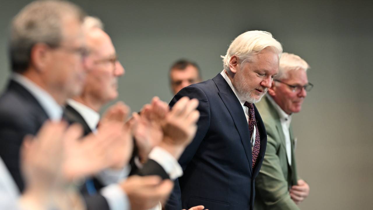 O fundador do WikiLeaks, Julian Assange, é aplaudido após discurso no Conselho da Europa, em Estrasburgo, na França. 01/10/2024