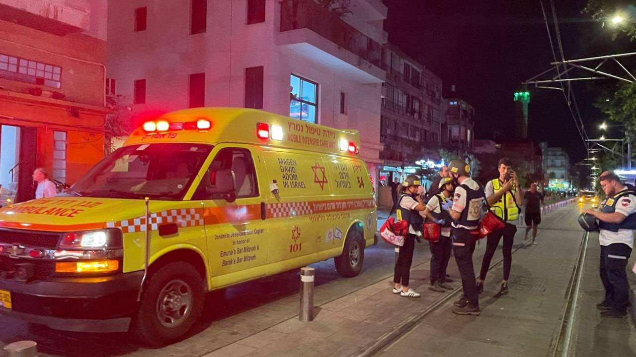 Profissionais de saúde atuam no local após ataque armado em Jaffa, em Israel. 01/10/2024