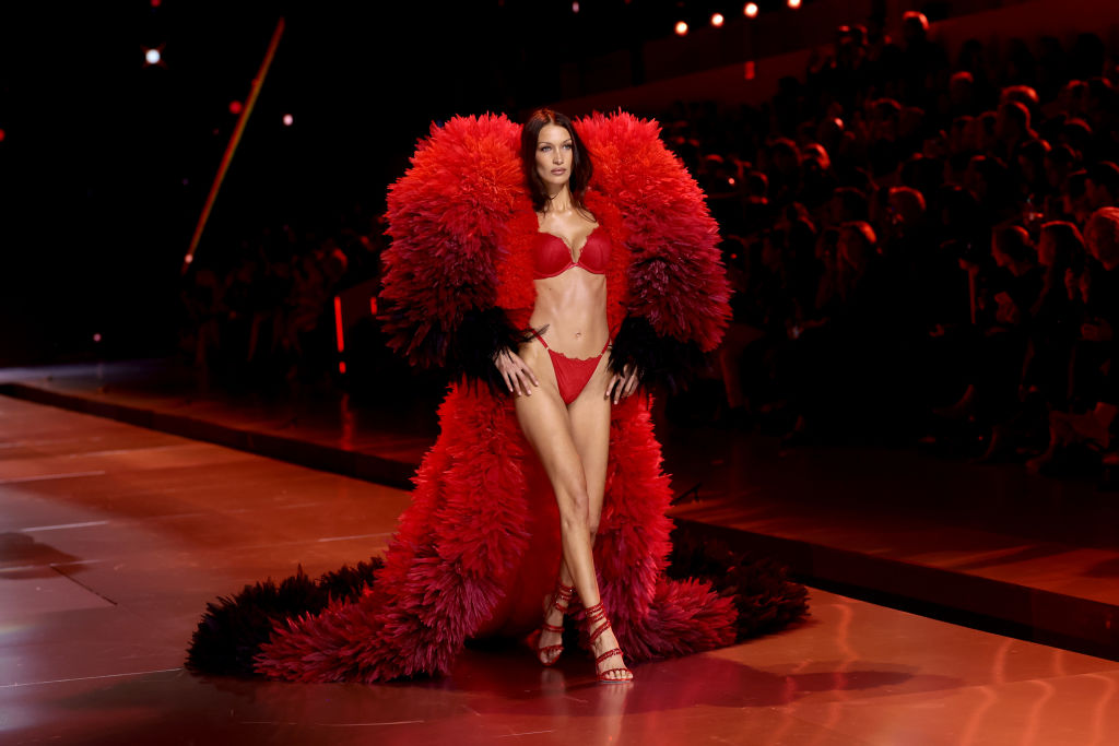 Victoria’s Secret Fashion Show 2024 O look teatral de Bella Hadid