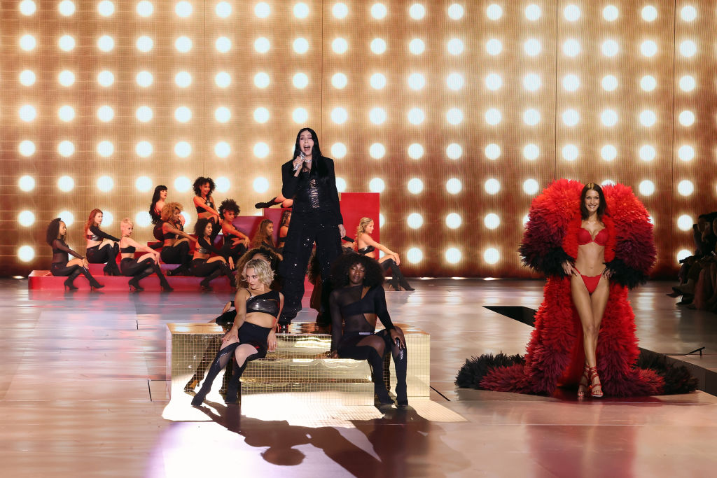 Com Bella Hadid na passarela, Cher brilha durante o Victoria´s Secret Fashion Show