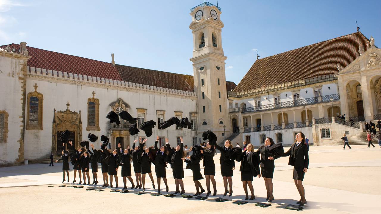 HORA DE ADEUS - Formatura em Coimbra: com educação de boa qualidade, os jovens vão buscar trabalho fora