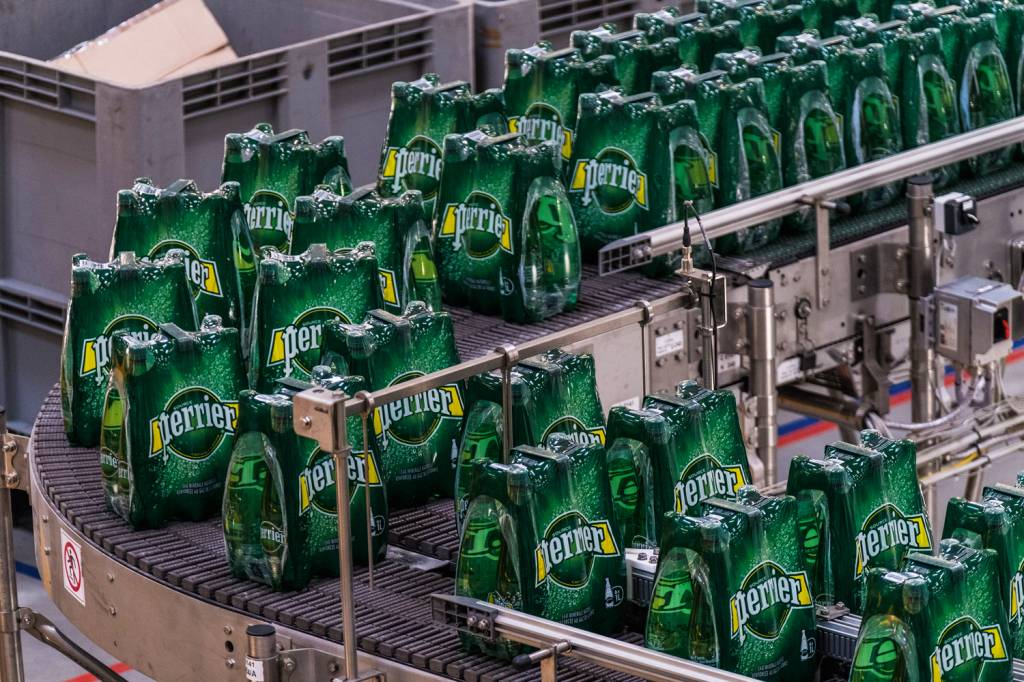 GettyImages-801749092.jpg BAQUE - Queda na produção: garrafas descartadas e poços ainda inativos