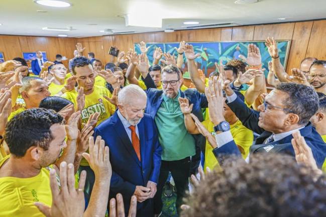 O deputado federal Otoni de Paula (MDB/RJ) em oração com o presidente Lula (PT), durante cerimônia no Palácio do Planalto