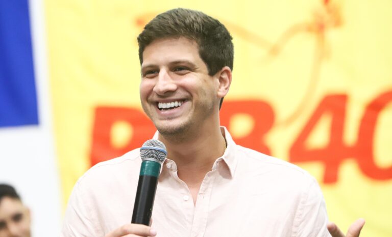 Com presença de Lula, João Campos assume presidência nacional do PSB