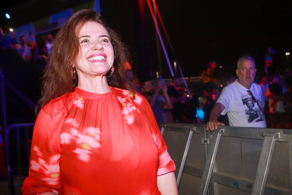 Luma de Oliveira faz rara aparição em evento no Rio