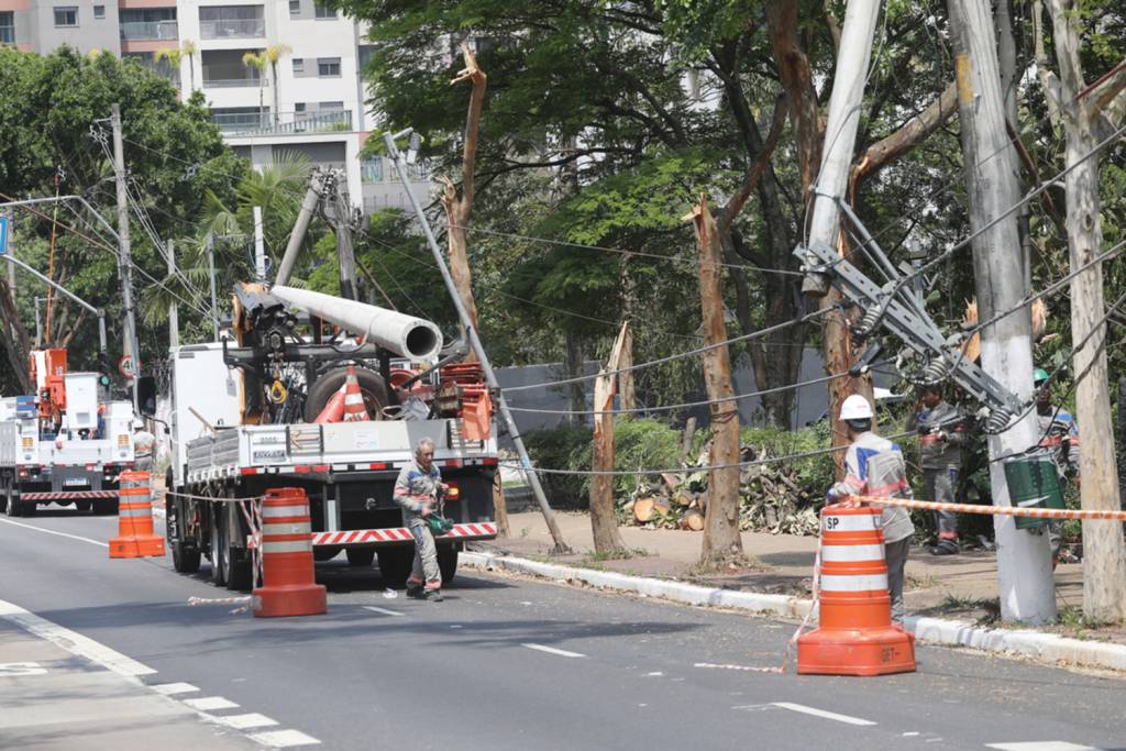 SAO959118 DESASTRE - Equipe da Enel: sem manutenção preventiva, empresa presta péssimos serviços