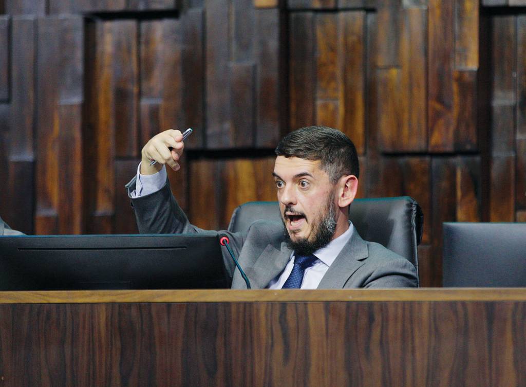 SPC410711 NO RINGUE - Bacellar encara o prefeito: “Fala pela frente”