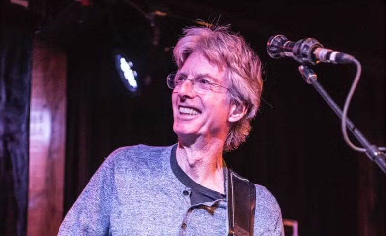 Morre Phil Lesh, baixista fundador do Grateful Dead, aos 84 anos