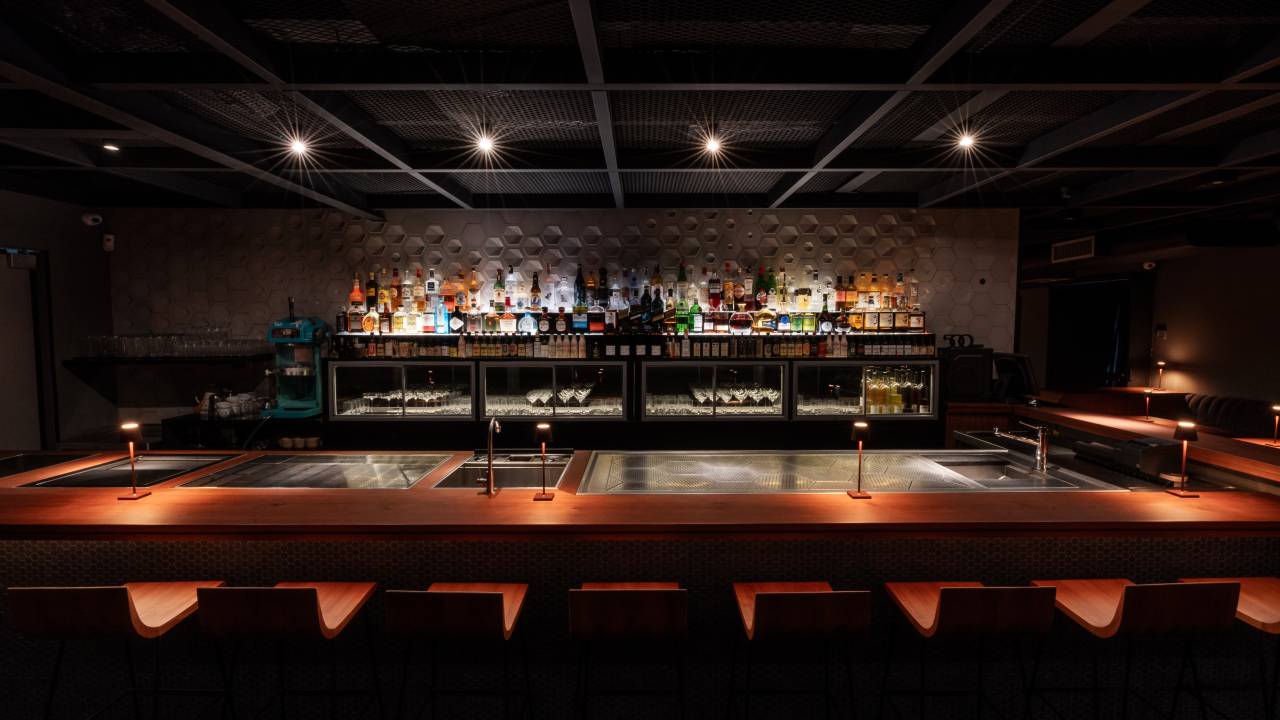 O balcão do Tan Tan, eleito o melhor bar do Brasil e um dos melhores do mundo
