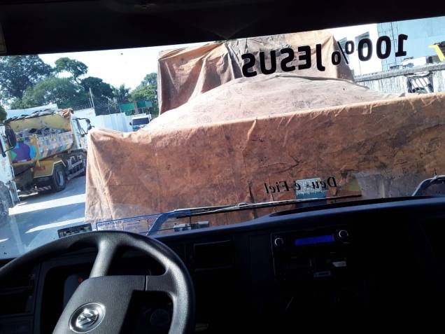 Imagens mostram caminhões e funcionários da prefeitura de Manaus prestando serviço para uma propriedade particular Imagens mostram caminhões e funcionários da prefeitura de Manaus prestando serviço para uma propriedade particular
