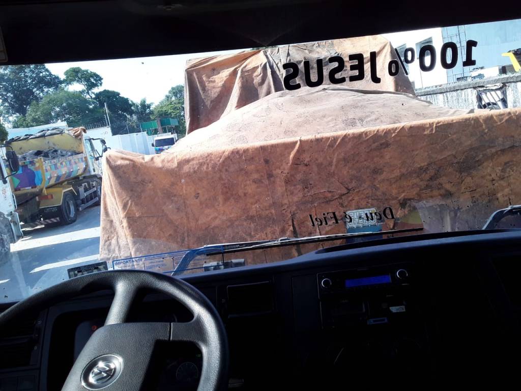 Imagens mostram caminh&otilde;es e funcion&aacute;rios da prefeitura de Manaus prestando servi&ccedil;o para uma propriedade particular