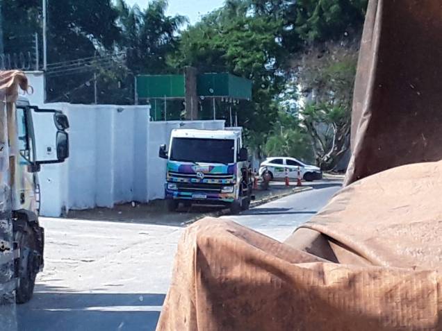 Imagens mostram caminhões e funcionários da prefeitura de Manaus prestando serviço para uma propriedade particular Imagens mostram caminhões e funcionários da prefeitura de Manaus prestando serviço para uma propriedade particular