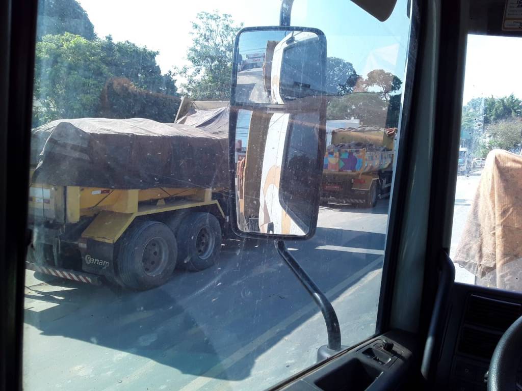 Imagens mostram caminh&otilde;es e funcion&aacute;rios da prefeitura de Manaus prestando servi&ccedil;o para uma propriedade particular