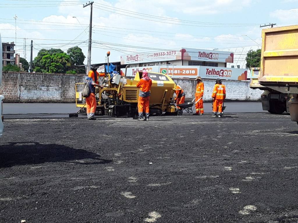 Imagens mostram caminh&otilde;es e funcion&aacute;rios da prefeitura de Manaus prestando servi&ccedil;o para uma propriedade particular