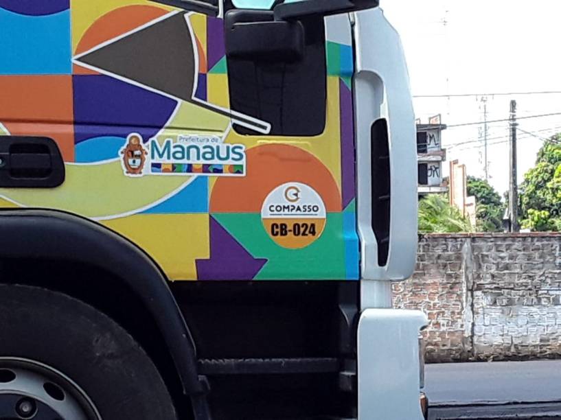 Imagens mostram caminhões e funcionários da prefeitura de Manaus prestando serviço para uma propriedade particular