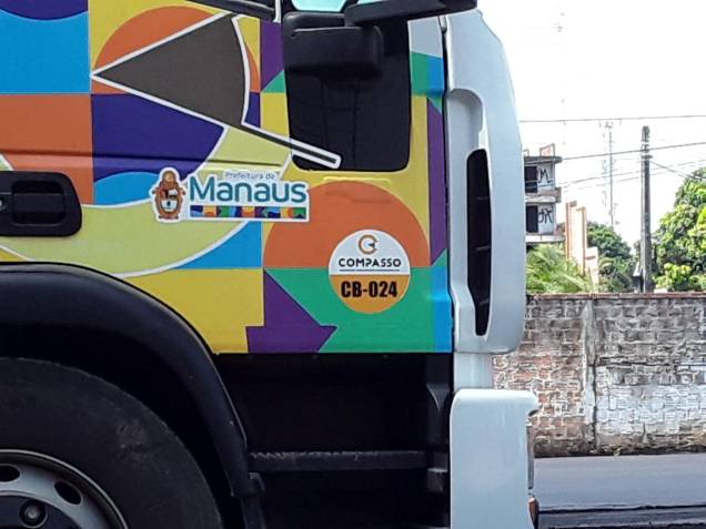 Imagens mostram caminhões e funcionários da prefeitura de Manaus prestando serviço para uma propriedade particular Imagens mostram caminhões e funcionários da prefeitura de Manaus prestando serviço para uma propriedade particular