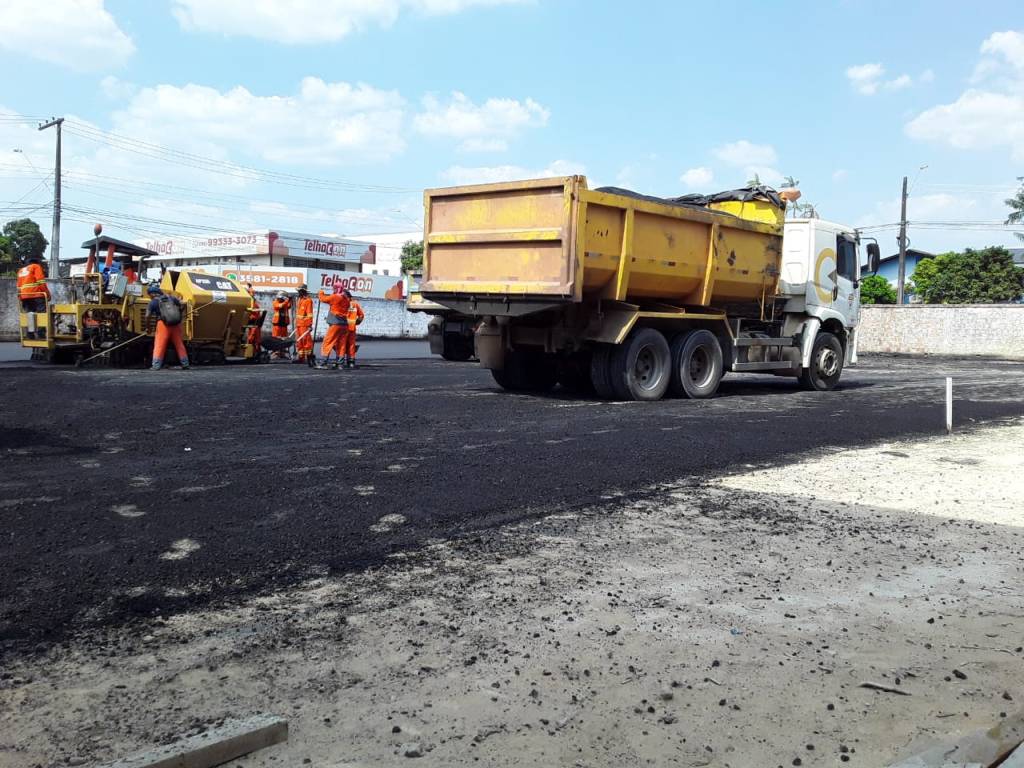 Imagens mostram caminh&otilde;es e funcion&aacute;rios da prefeitura de Manaus prestando servi&ccedil;o para uma propriedade particular