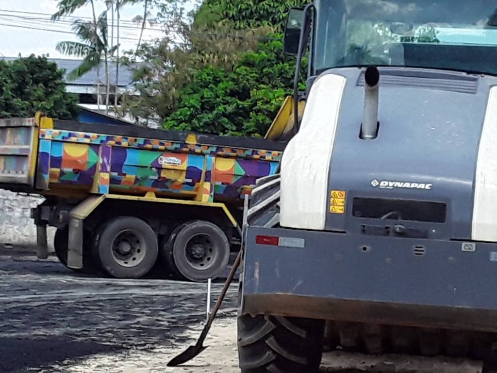 Imagens mostram caminh&otilde;es e funcion&aacute;rios da prefeitura de Manaus prestando servi&ccedil;o para uma propriedade particular
