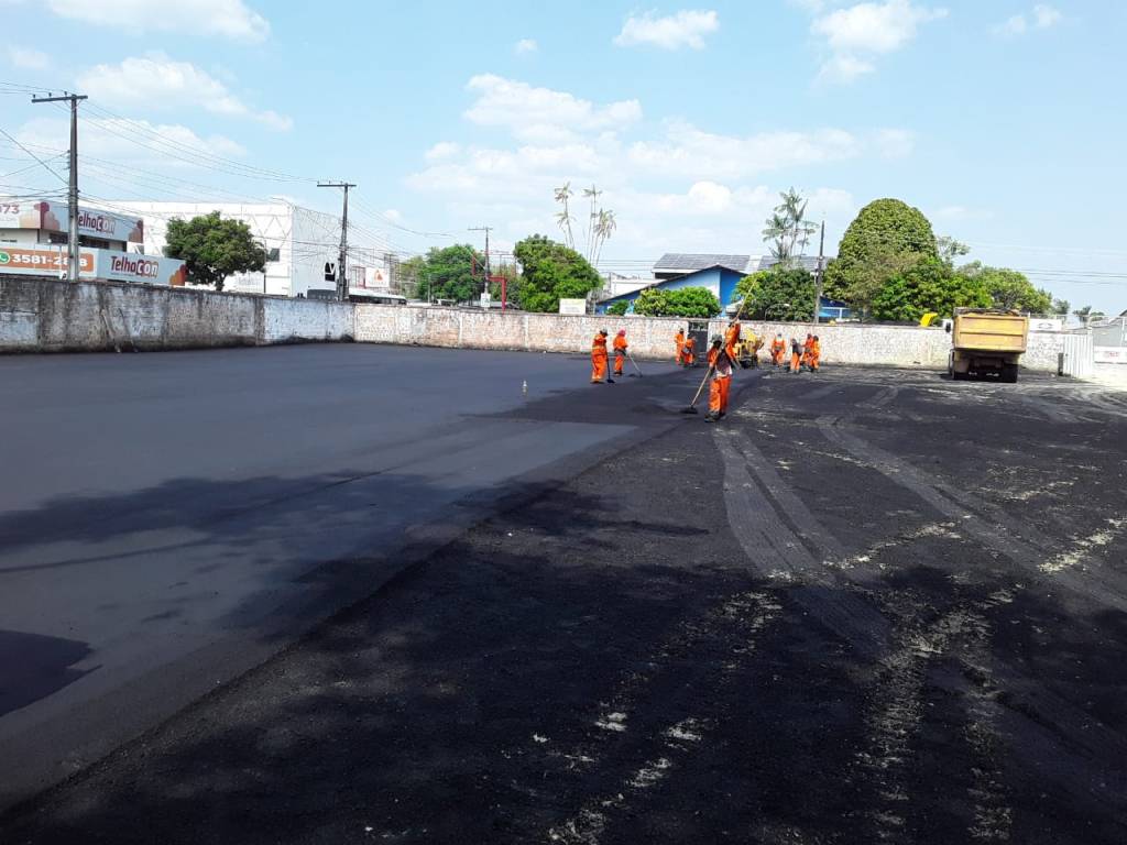 Imagens mostram caminh&otilde;es e funcion&aacute;rios da prefeitura de Manaus prestando servi&ccedil;o para uma propriedade particular