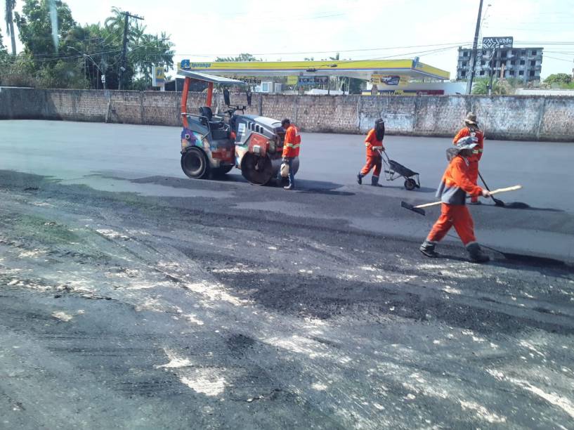 Imagens mostram caminhões e funcionários da prefeitura de Manaus prestando serviço para uma propriedade particular