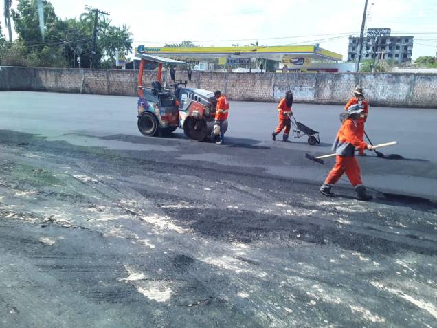 Imagens mostram caminhões e funcionários da prefeitura de Manaus prestando serviço para uma propriedade particular Imagens mostram caminhões e funcionários da prefeitura de Manaus prestando serviço para uma propriedade particular