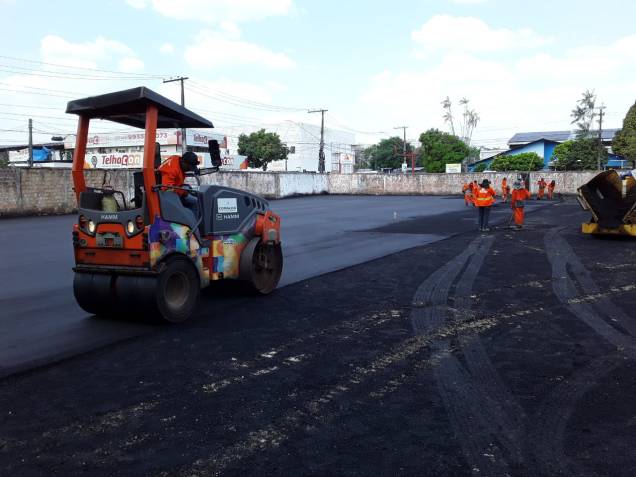 Imagens mostram caminhões e funcionários da prefeitura de Manaus prestando serviço para uma propriedade particular Imagens mostram caminhões e funcionários da prefeitura de Manaus prestando serviço para uma propriedade particular