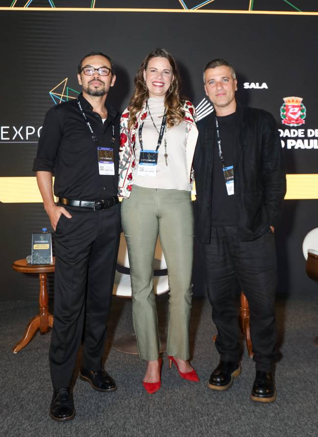 WhatsApp Image 2024-10-11 at 17.36.01 Jorge Paz, que fará Chico Mendes no filme, Joana Henning, CEO da produtora, e ator e coprodutor Bruno Gagliasso