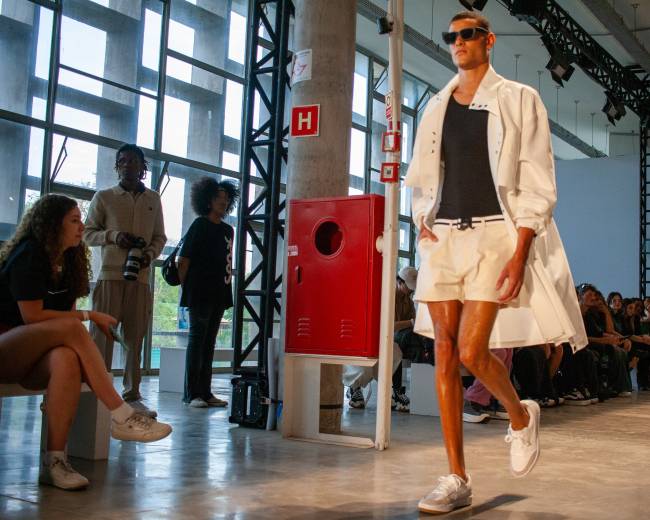Gefferson Vila Nova amore 1 Trench coat e shorts curtos da coleção Amore