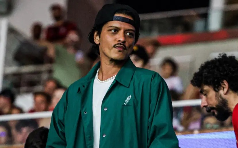 Bruno Mars vai acompanhado a jogo do Flamengo no Maracanã