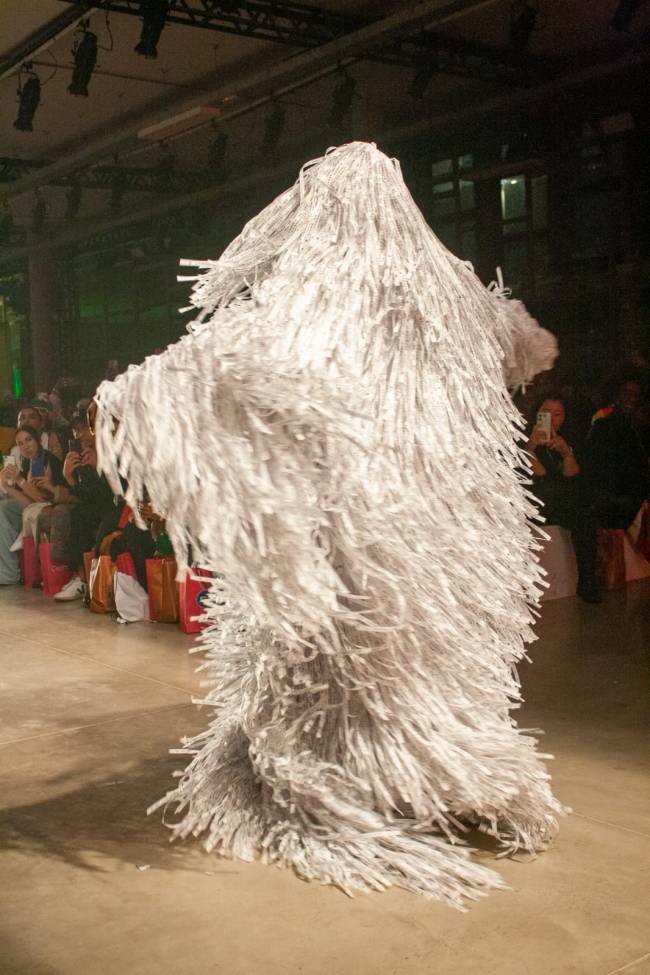 Isa Silva SPFW 5 A drag queen Marcia Pantera surgiu coberta por fitas brancas de Nosso Senhor do Bonfim