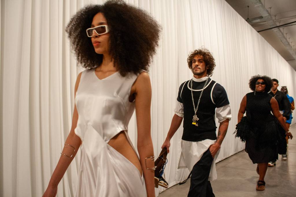 Na SPFW, LED mescla técnicas e tecidos em coleção inspirada em gambiarras