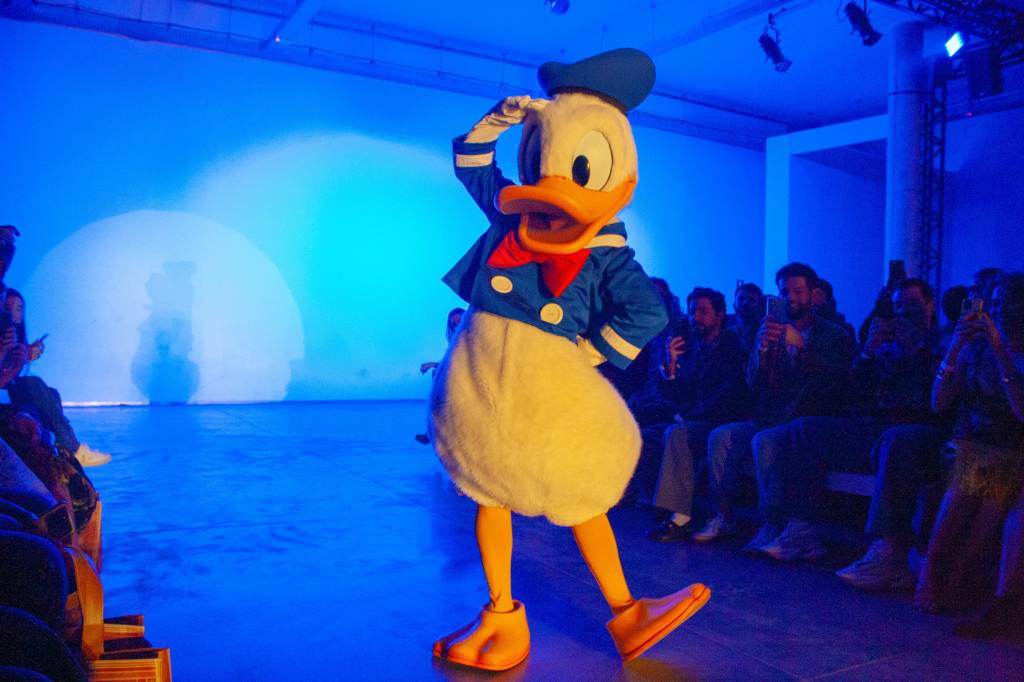 Pato Donald na passarela da SPFW: The Paradise mostra coleção inspirada na Disney