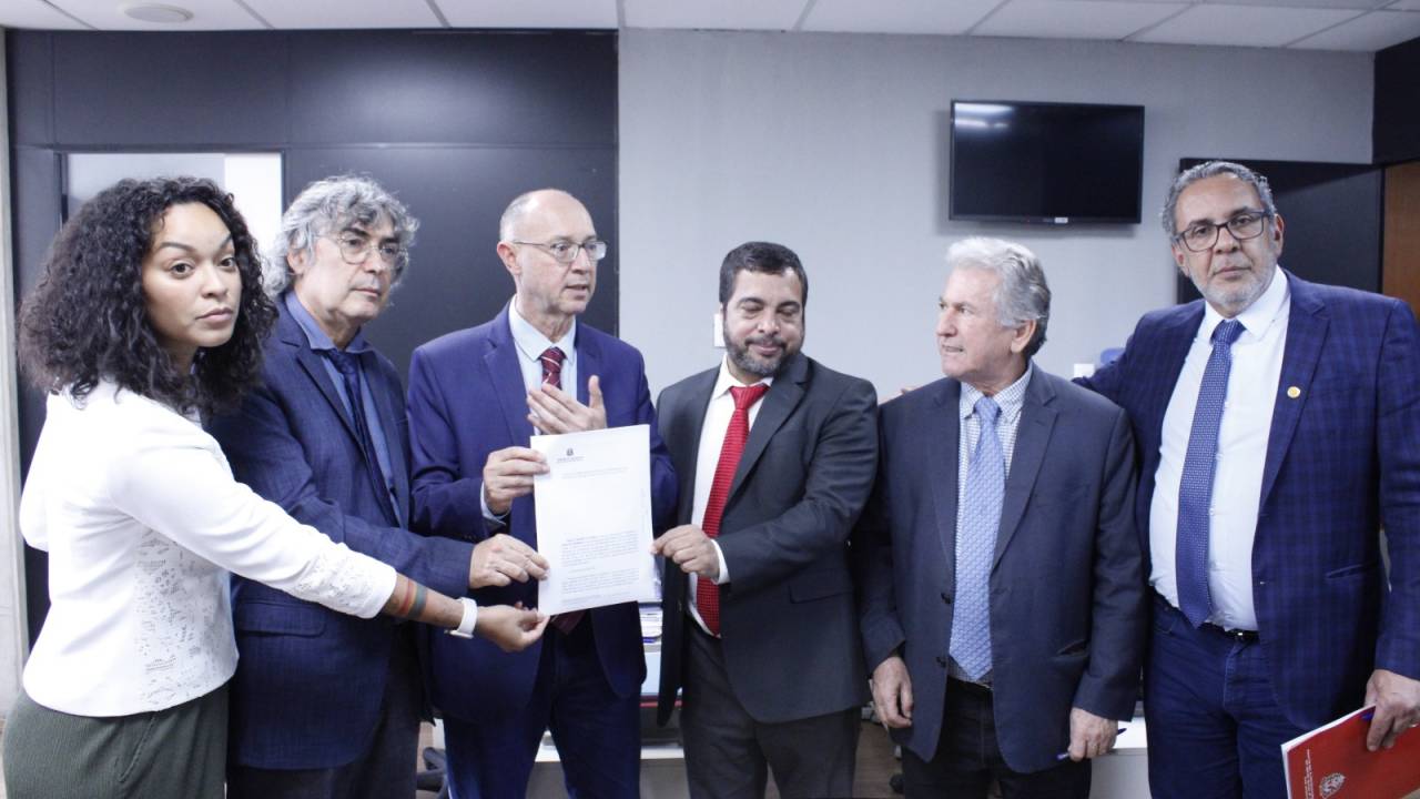 Deputados protocolam pedido de impeachment de Tarcísio de Freitas