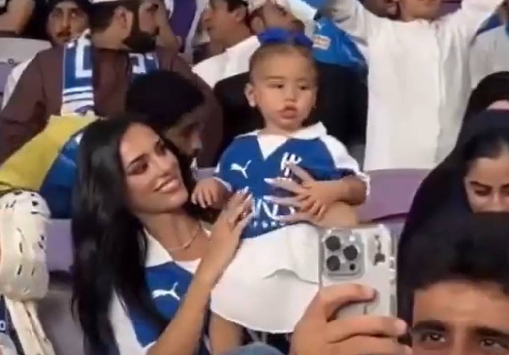 Bianca Biancardi e Mavie assistindo ao jogo de Neymar