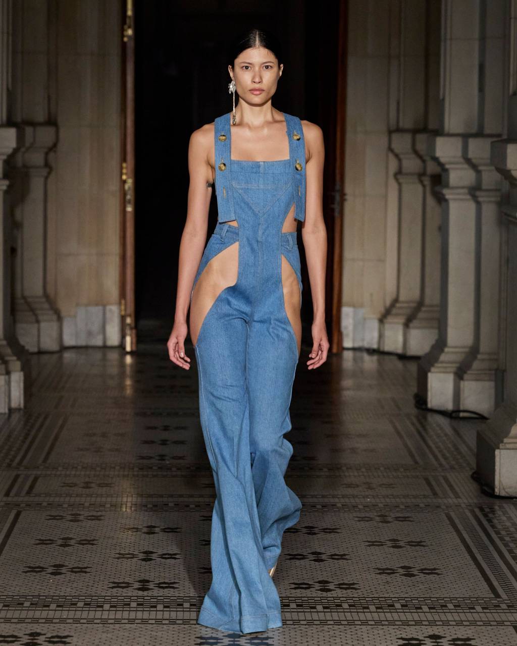dYzR97pe Jardineira em denim: look favorito do estilista