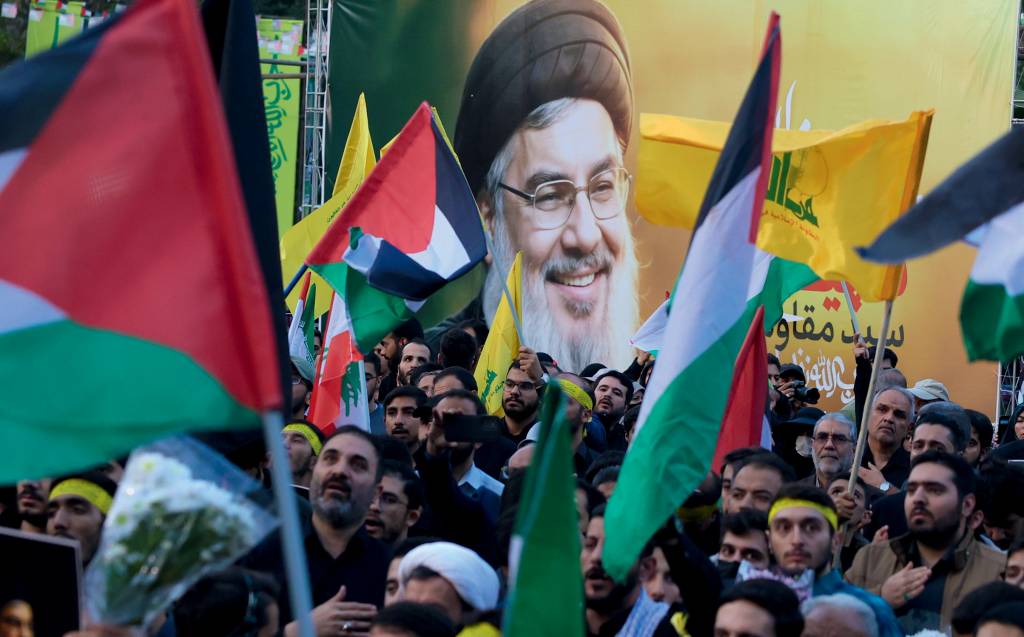 Protesta contra Israel después de la muerte de Nasrallah, líder de Hezbolá CAÇADA CERTEIRA - Homenagem a Hassan Nasrallah: destruição de quatro prédios em Beirute matou o líder do Hezbollah