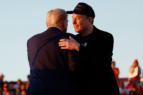 O CEO da SpaceX, Tesla e X, Elon Musk, abraçando o ex-presidente dos EUA, Donald Trump, em seu comício eleitoral na Pensilvânia. 05/10/2024